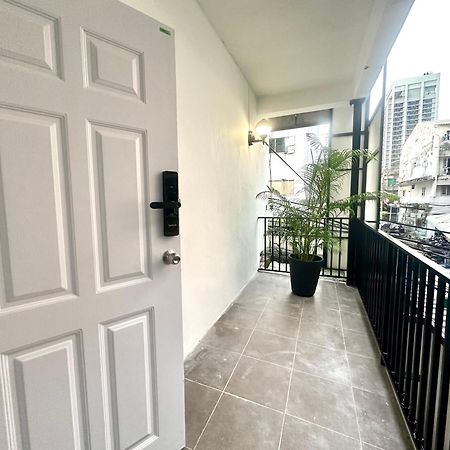 The White Den Chatuchak Bangkok Exterior photo