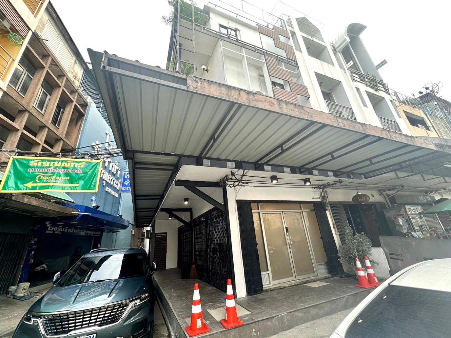 The White Den Chatuchak Bangkok Exterior photo