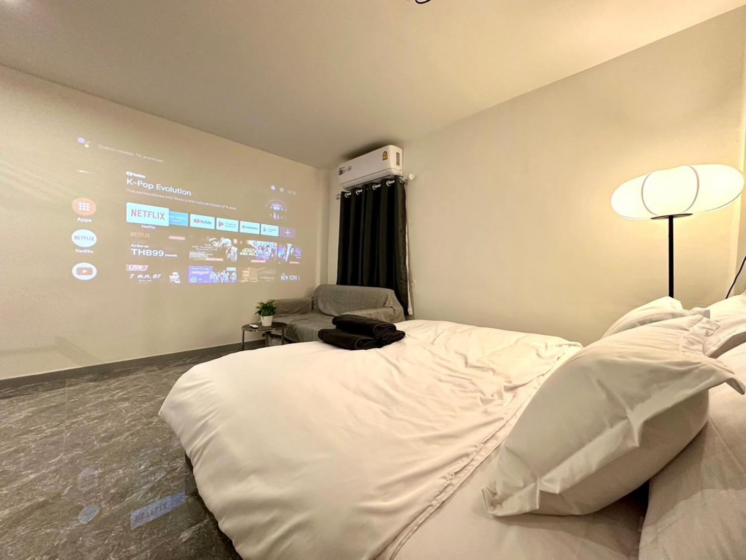 The White Den Chatuchak Bangkok Room photo