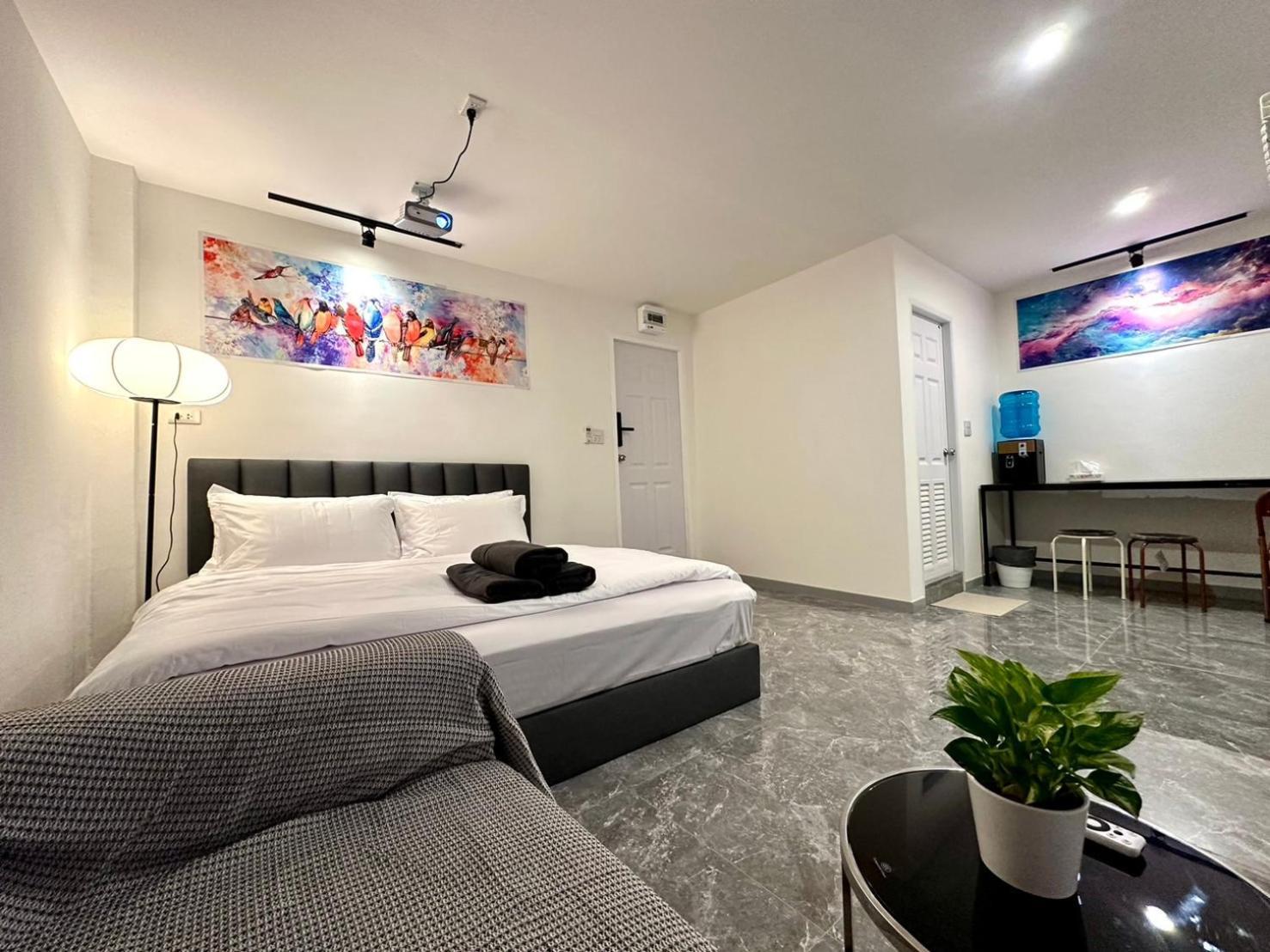 The White Den Chatuchak Bangkok Room photo